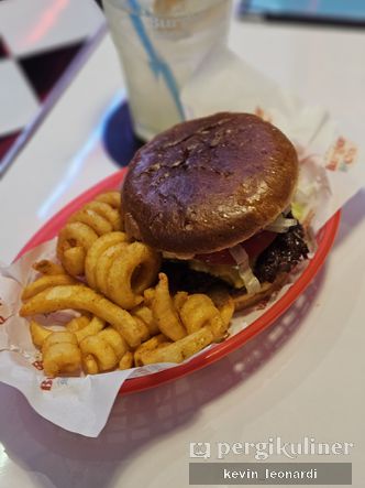 Foto Makanan di Burger and Co.
