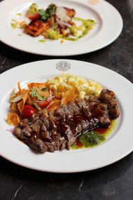 Foto Makanan di Leon Goldstein