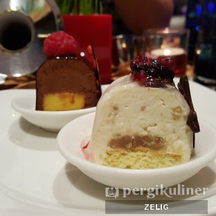 Foto 10 - Makanan(Dessert) di Collage - Hotel Pullman Central Park oleh @teddyzelig 