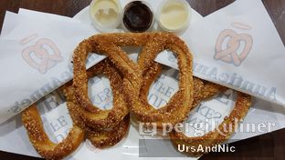 Foto 1 - Makanan di Auntie Anne's oleh UrsAndNic 