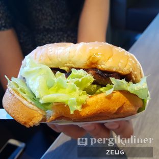 Foto 3 - Makanan(Hawaiian Teriyaki Burger) di Carl's Jr. oleh @teddyzelig 