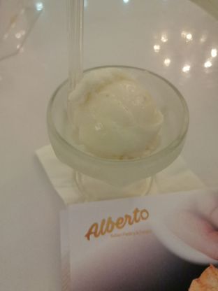 Foto - Makanan(Gelato sirsak) di Alberto Gelato & Patisserie oleh Fellia Wirjawan