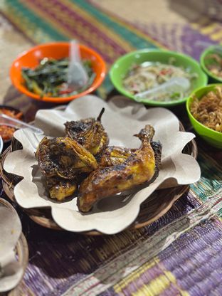Foto 1 - Makanan(Ayam Bakar) di RM Saung Pangasoan Restu Ibu oleh Putri 