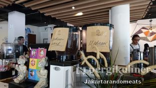 Foto 3 - Interior di Toko Kopi Tuku oleh Jakartarandomeats