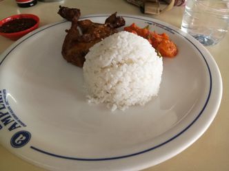 Foto Makanan di Warung Nasi Ampera