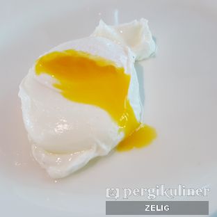 Foto 5 - Makanan(Poached Eggs) di Collage - Hotel Pullman Central Park oleh @teddyzelig 