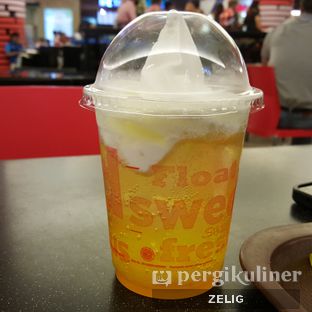 Foto 2 - Makanan(Mango Float) di KFC oleh @teddyzelig 