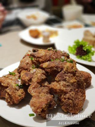 Foto 1 - Makanan(Deep Fried Pig Trotters w/ Salt n Pepper) di PUTIEN oleh JC Wen