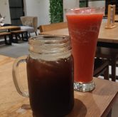 Foto Iced Long Black &amp; Strawberr Juice di Jaliteunk Cafe & Resto