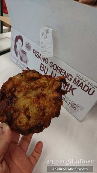 Foto 2 - Makanan di Pisang Goreng Madu Bu Nanik oleh Jakartarandomeats