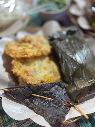 Foto 2 - Makanan(Perkedel Jagung, Paru, Pepes Ayam) di RM Saung Pangasoan Restu Ibu oleh Putri 
