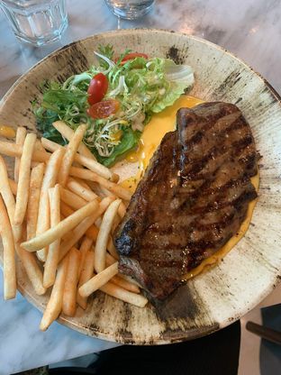 Foto 1 - Makanan(Sirloin 250gr) di Karnivor oleh Deo Sandro