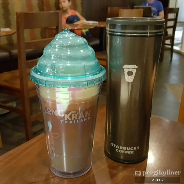 Foto Hot Chocolate on Tumbler di Starbucks