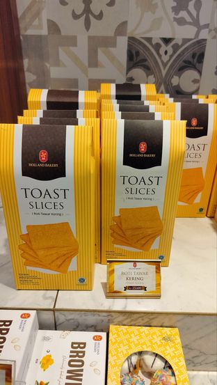 Foto 5 - Makanan di Holland Bakery oleh Momondud 