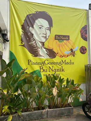 Foto 10 - Makanan di Pisang Goreng Madu Bu Nanik oleh Albert Murdiono