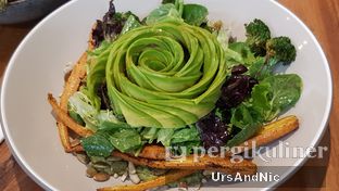 Foto 1 - Makanan(Green hummus bowl ) di St. Ali oleh UrsAndNic 