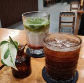Foto Iced Long Black, Iced Strawberry Matcha di Southpark Coffee & Eatery