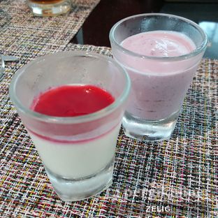 Foto 9 - Makanan(Pannacotta &amp; Yoghurt) di Collage - Hotel Pullman Central Park oleh @teddyzelig 