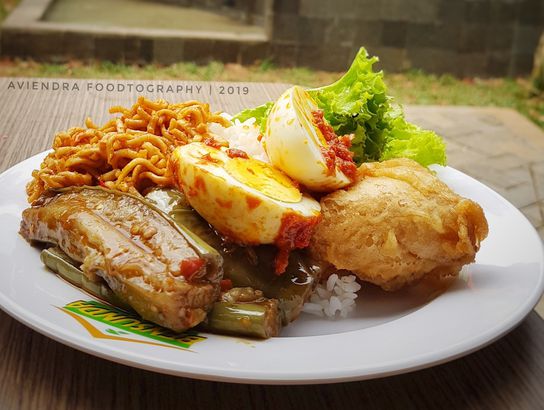 Restoran / tempat makan dengan tema Resto Artis ...