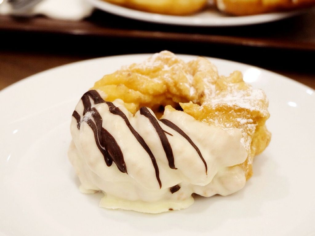 Penggemar Donat, Jangan Lewatkan 5 Kafe yang Menyajikan Donat Enak Ini