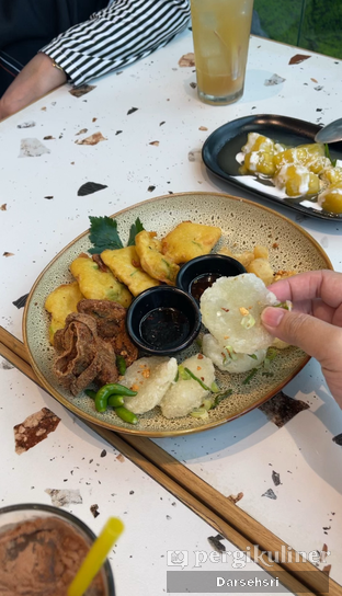 Foto review Tong Tji Tea house oleh Darsehsri  1