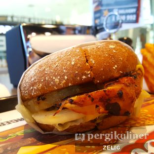 Foto 2 - Makanan(Hawaiian Teriyaki Chicken Sandwich) di Carl's Jr. oleh @teddyzelig 