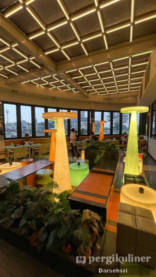 Foto 14 - Interior di Mainstreet Dining & Coffee oleh Darsehsri 