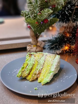 Foto 1 - Makanan(Klepon Cake) di MONKS oleh JC Wen