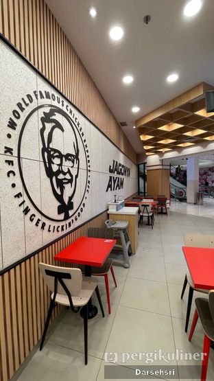 Foto 3 - Interior di KFC oleh Darsehsri 