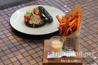 Foto 8 - Makanan(Pop corn chicken burger) di Cassis oleh UrsAndNic 