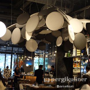 Foto review Greyhound Cafe oleh Darsehsri  5