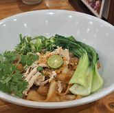 Foto Kwetiau Goreng Ayam Suwir  di Warung Bakmi Mpek Tjoen
