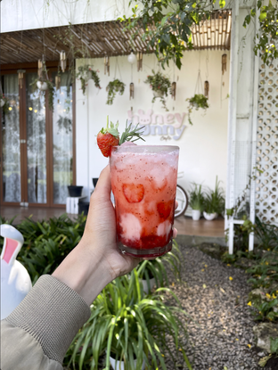 Foto 2 - Makanan(BERRYKULT SODA) di Honey Bunny Cafe oleh Dibya Pranaya