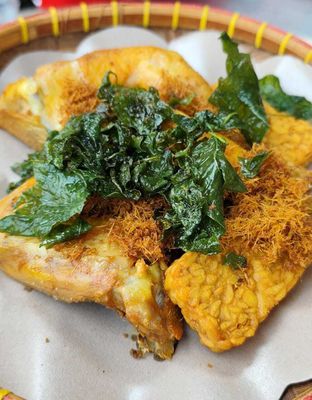 Foto 2 - Makanan(Ayam Goreng + Khas Daunnya Uih) di Uih Ka Imah oleh Ari Widya