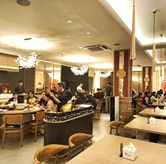 Foto Suasana ramai di Rose Garden Signature