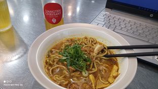 Foto 2 - Makanan(Porsi Mie Kari Ayam Normal - Karet) di Seporsi Miekari oleh Reichel Vei