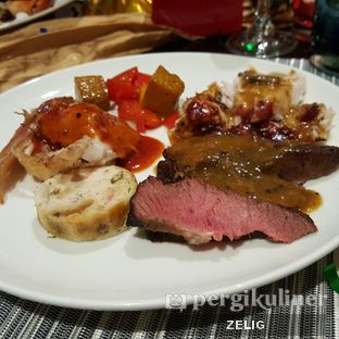 Foto 7 - Makanan(Grilled and Roasted) di Collage - Hotel Pullman Central Park oleh @teddyzelig 