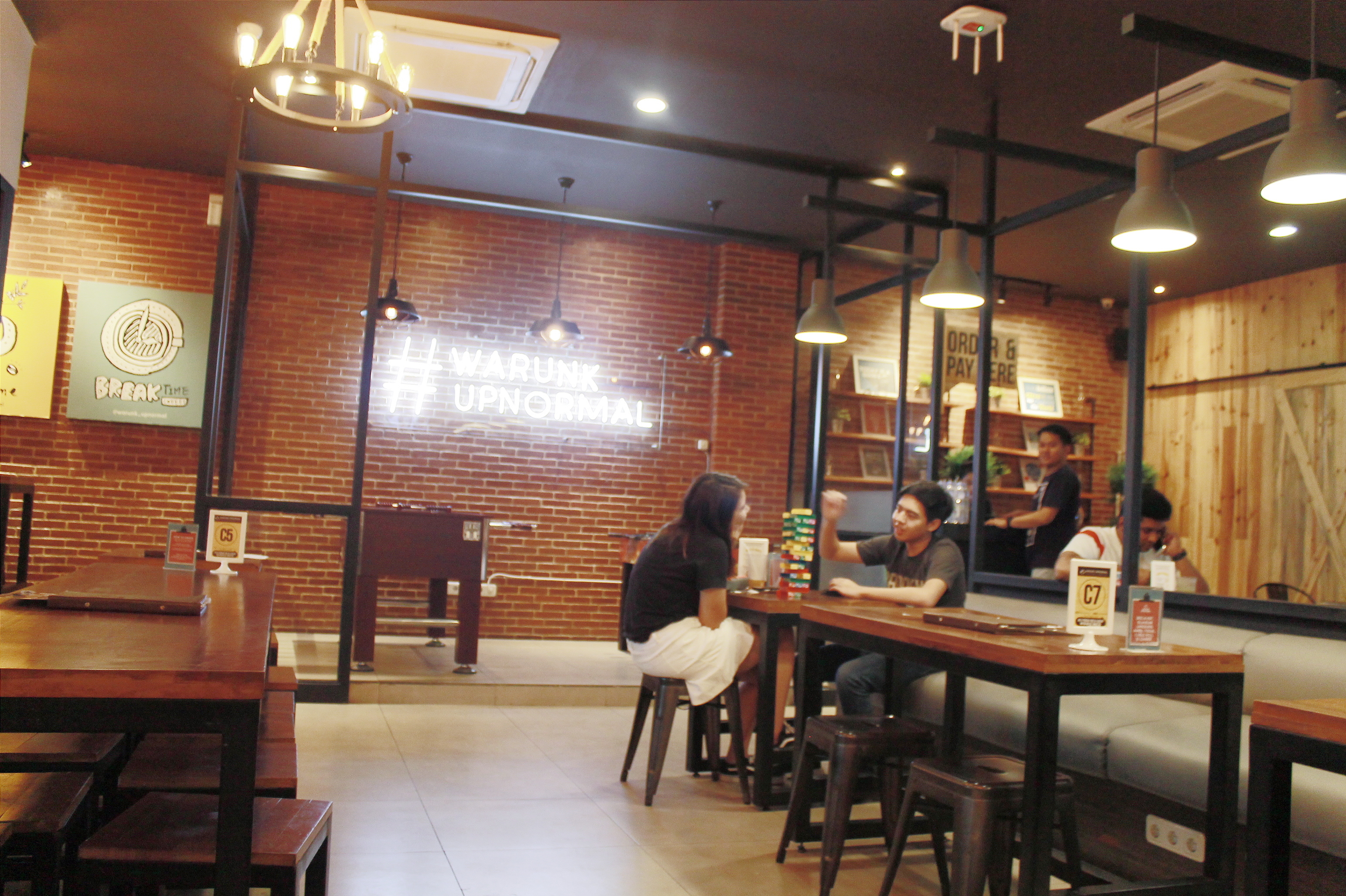 Desain Cafe Industrial, sarae.id