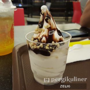 Foto 3 - Makanan(Sundae) di KFC oleh @teddyzelig 
