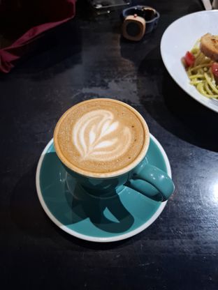 Foto 1 - Makanan(Cappuccino ) di Simetri Coffee Roasters oleh Bobby Putra