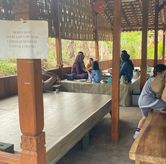 Foto Area Lesehan di Saung Sate Maranggi “Si Teteh”