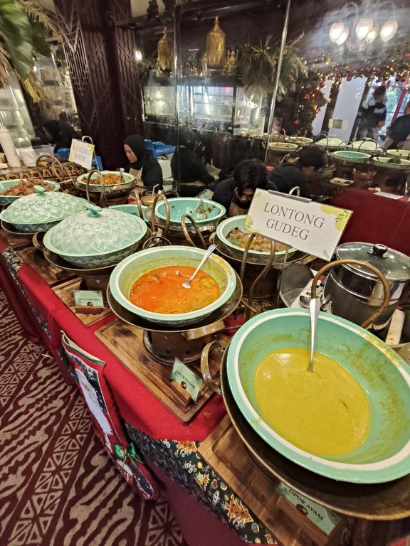 christmas-vibe-gudeg-review-tissa-kemala-di-restoran-gudeg-raden
