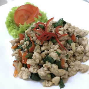 Foto 5 - Makanan(Ayam Basil) di Aroi Phochana oleh @stelmaris 