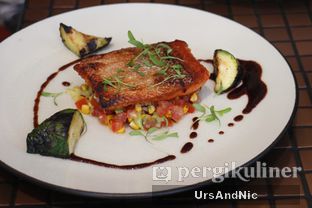 Foto 4 - Makanan(Crispy Norwegian Salmon ) di Cassis oleh UrsAndNic 