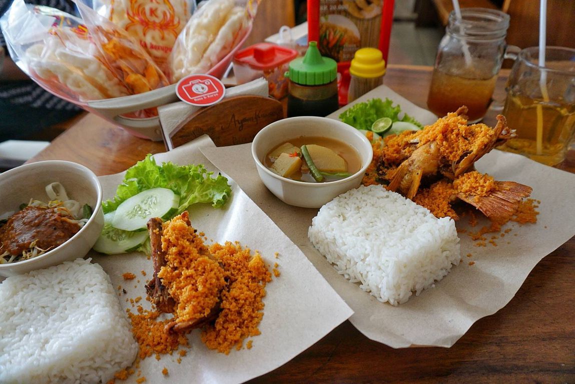 Nila Goreng Kremes dan Sayur Asem nya, asyik banget... - Review