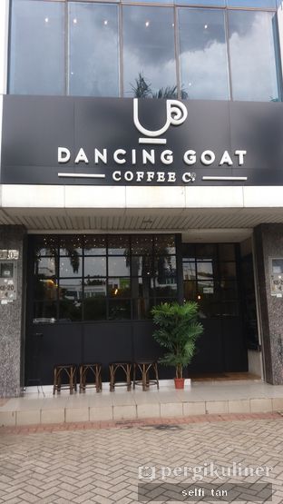 Foto 2 - Eksterior di Dancing Goat Coffee Co. oleh Selfi Tan